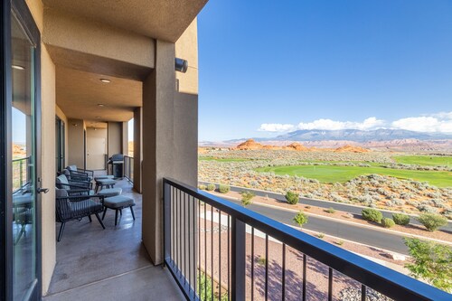 Elevated Vista: Golf View + Resort Access + Large Groups