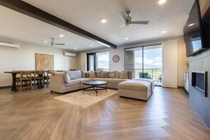 Smart-tv, eldstad och böcker