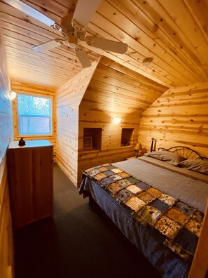 3 soveværelser, pengeskab på værelset, skrivebord, strygejern/strygebræt