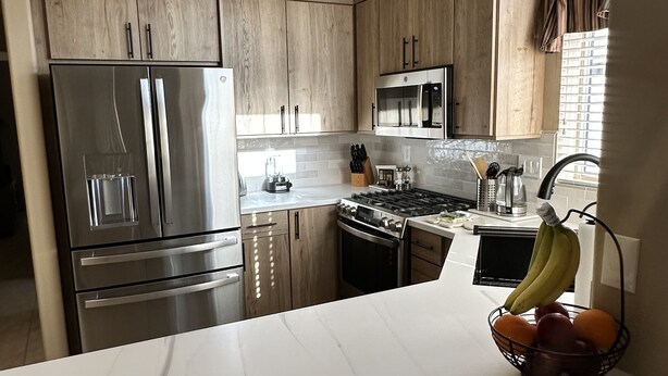 Coffee/tea maker, fridge, microwave, oven