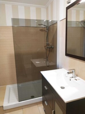 Shower, bidet - Los Locos beach, terrace overlooking La Concha (Suances)