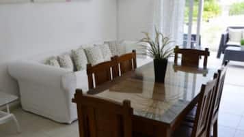 Vila Deluks | Ruang keluarga | TV layar datar dan lantai berpemanas