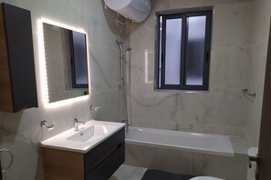 Badewanne, Haartrockner, Handtücher, Seife