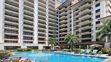 Utomhuspool och uppvÀrmd pool