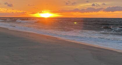 Historic 1890 Victorian 2nd Floor Apartment a block from beach!