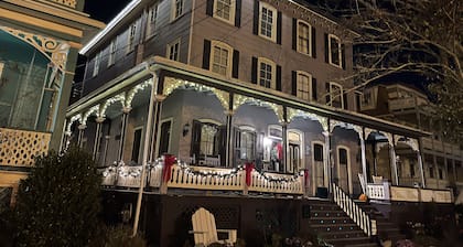 Historic 1890 Victorian 2nd Floor Apartment a block from beach!