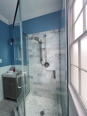 Ensemble douche/baignoire, sèche-cheveux, serviettes fournies, savon