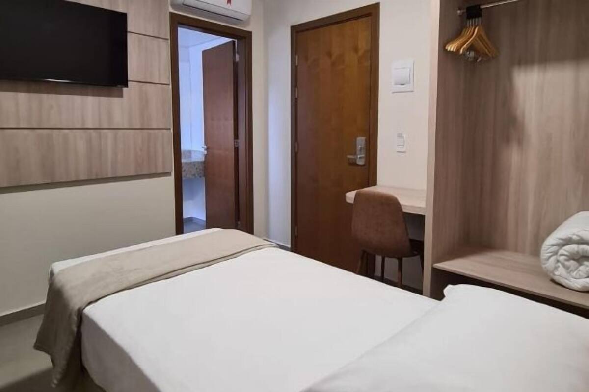 Single Room | Egyptian cotton sheets, premium bedding, desk, WiFi (free)