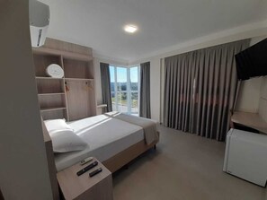 Twin Room | Egyptian cotton sheets, premium bedding, individually furnished, desk