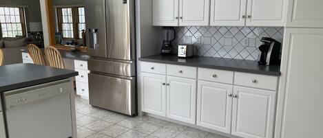 Refrigerador, microondas, horno, placa de cocina