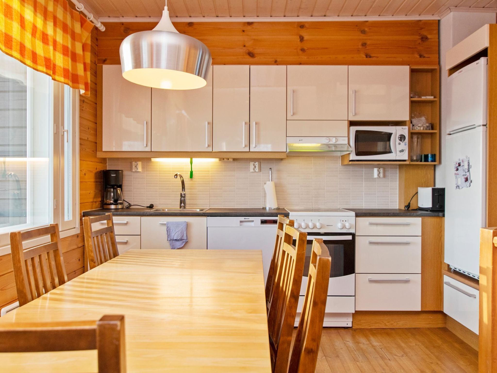 Jääkaappi, mikroaaltouuni, astianpesukone