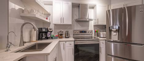 Appartement luxueux | Cuisine privée | Réfrigérateur grande capacité avec congélateur, four à micro-ondes