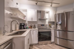 Luxury Apartment | Private kitchen | Full-size fridge, microwave, oven, dishwasher