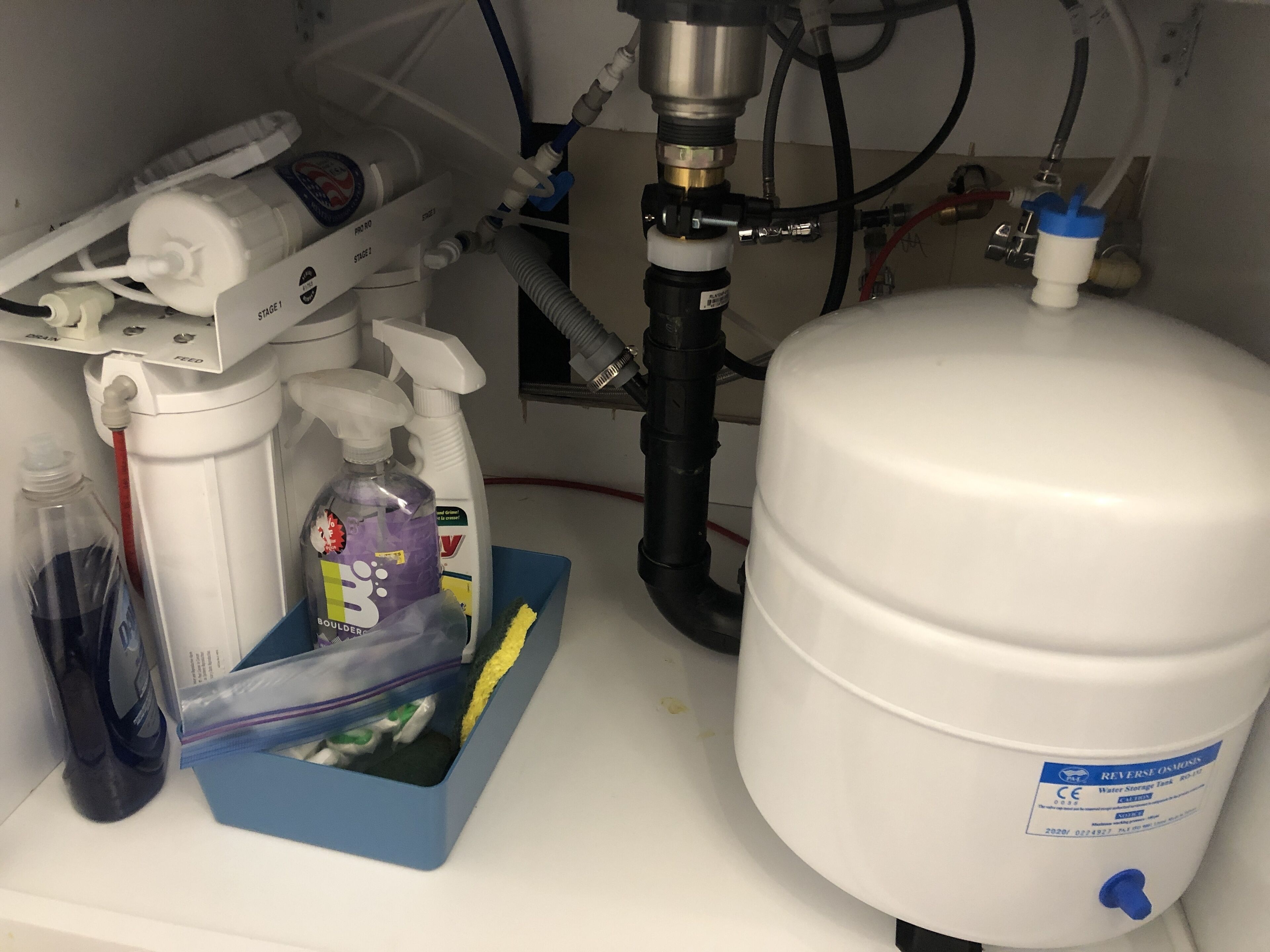 Un depósito de agua, un sistema de filtración de agua y artículos de limpieza.