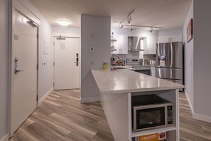 Luxury Apartment | Private kitchen | Full-size fridge, microwave, oven, dishwasher