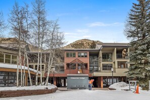 Exterior - Base Camp Boutique: Hike, Ski, Soak & Sip (Telluride)
