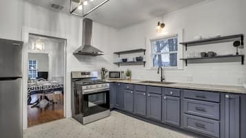Coffee/tea maker, fridge, microwave, oven