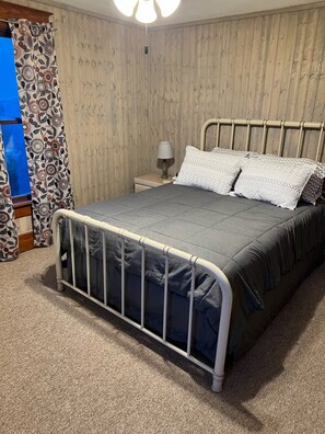 4 bedrooms, iron/ironing board, travel crib, free WiFi - Visit the farm! (Dekalb)