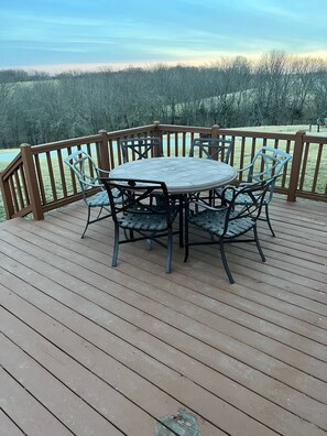 Outdoor dining - Visit the farm! (Dekalb)