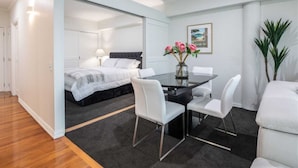1 Bedroom Harbourside View Deluxe | In-room dining - Pillo's Princess Wharf 20 (Auckland)