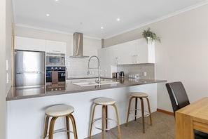 2 Bedroom Harbourside View | Private kitchen | Full-sized fridge, microwave, oven, stovetop - Pillo's Princess Wharf 20 (Auckland)