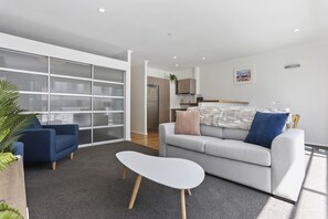 55-tums platt-tv med kabelkanaler, tv och golvvärme