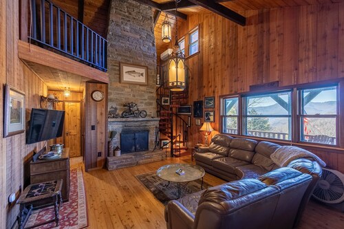 On Any Sunday - stunning views, perfect location, pool table & pet friendly!