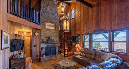 On Any Sunday - stunning views, perfect location, pool table & pet friendly!