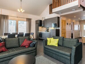 En moderne stue med en sofa og et spiseområde med et bord og stole.