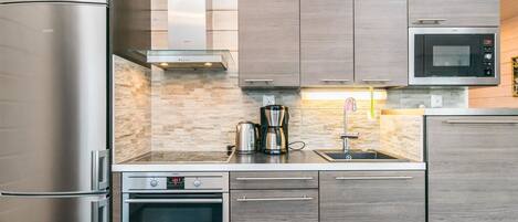 Fridge, microwave, dishwasher, cookware/dishes/utensils