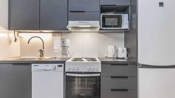 Fridge, microwave, dishwasher, cookware/dishes/utensils