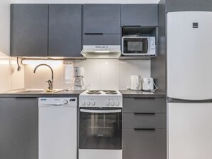 Kühlschrank, Mikrowelle, Geschirrspüler, Kochgeschirr/Geschirr/Besteck