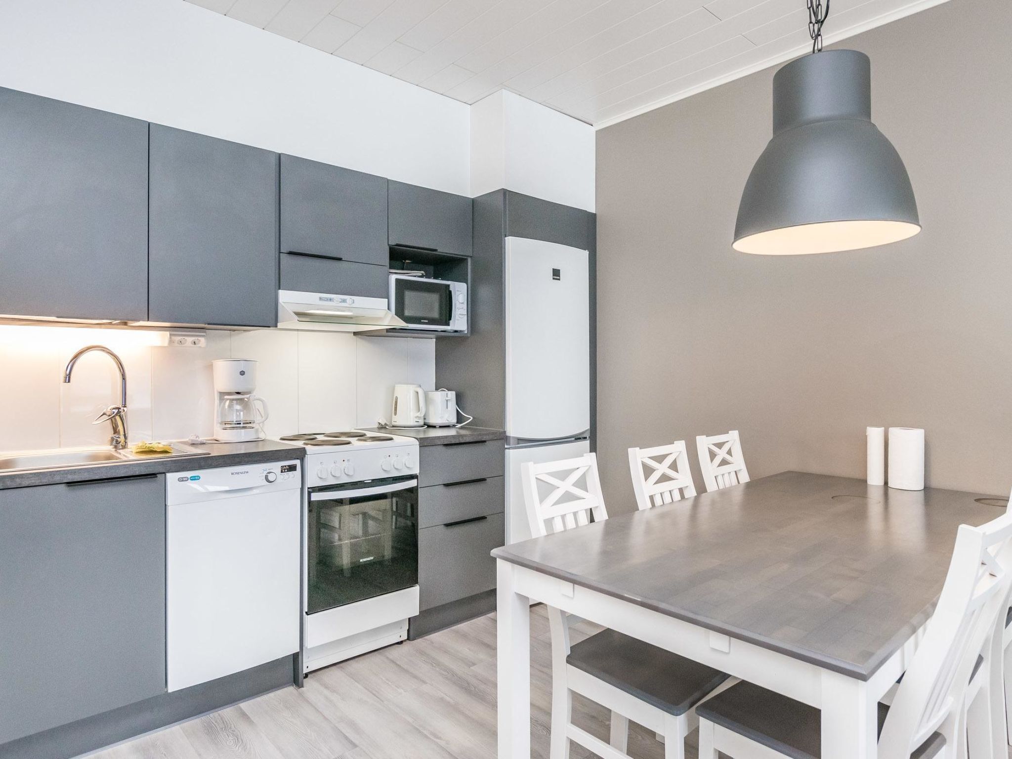 Geladeira, micro-ondas, lava-louças