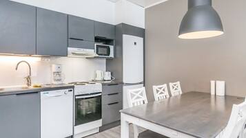 Fridge, microwave, dishwasher, cookware/dishes/utensils