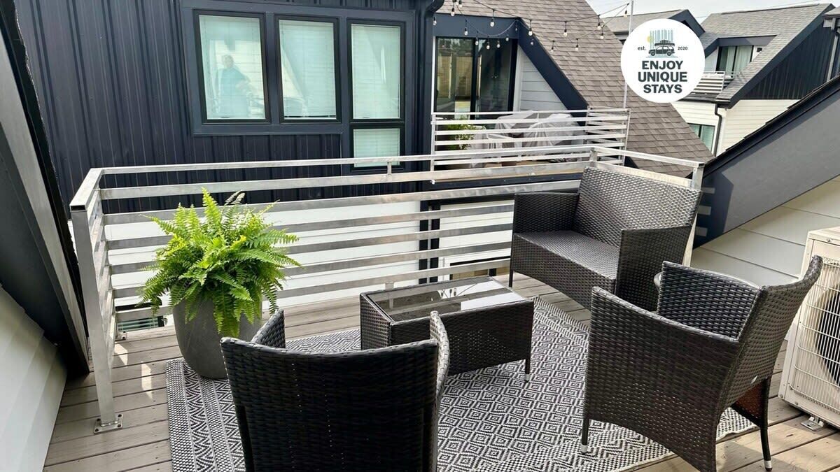 Southside Townie with a great rooftop balcony!