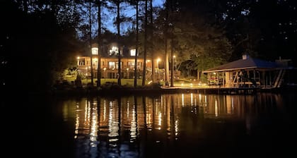 GREAT for FAMILIES, beautiful waterfront, kayaks, firepit, pool table, & more!