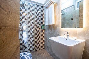 Dusche, Haartrockner, Handtücher