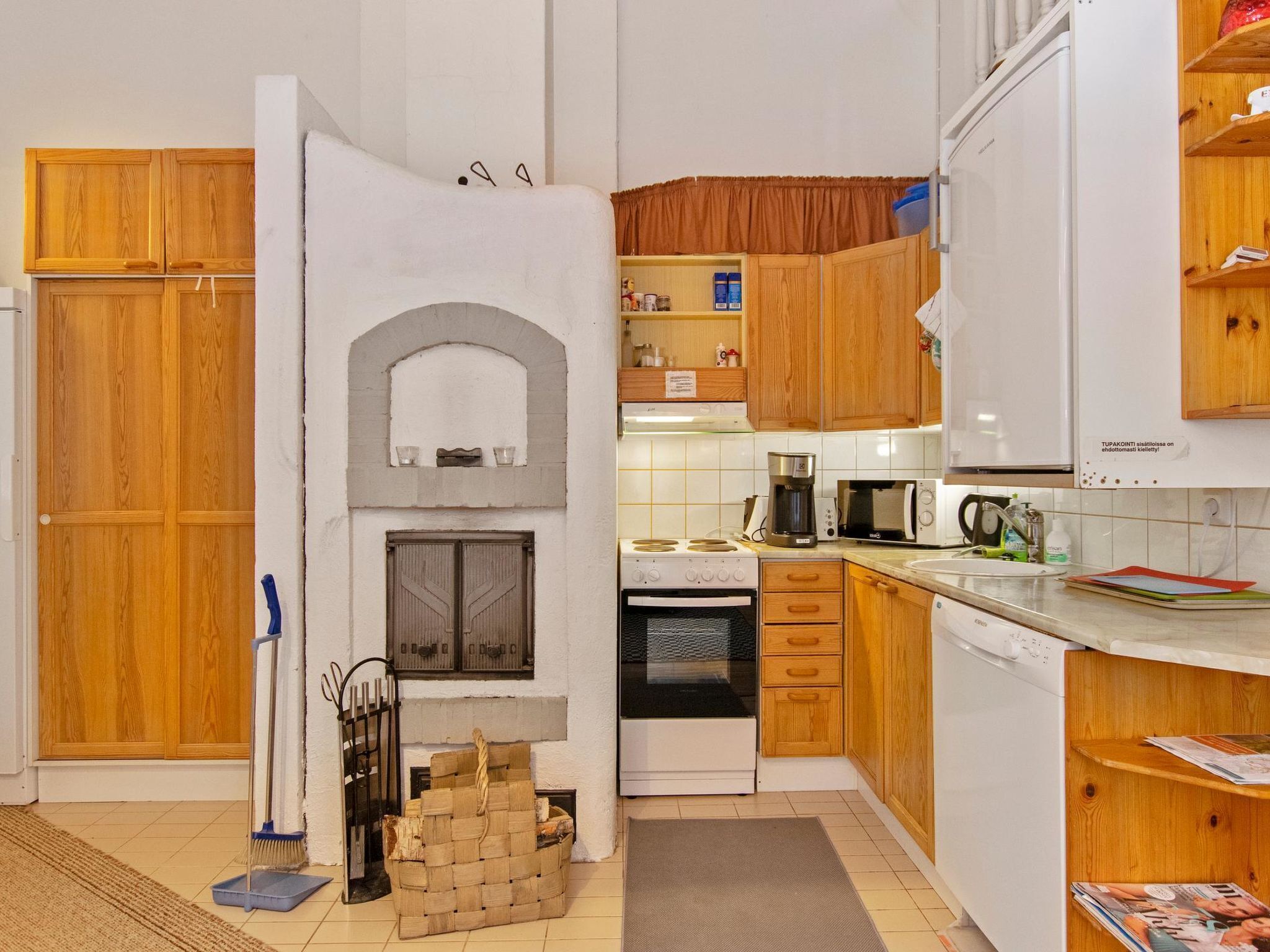 冷蔵庫、電子レンジ、食器洗い機、調理器具と食器