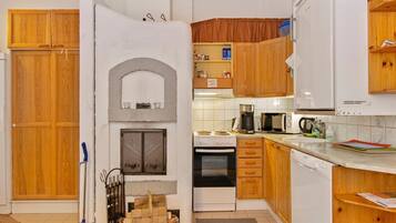 Kühlschrank, Mikrowelle, Geschirrspüler, Kochgeschirr/Geschirr/Besteck