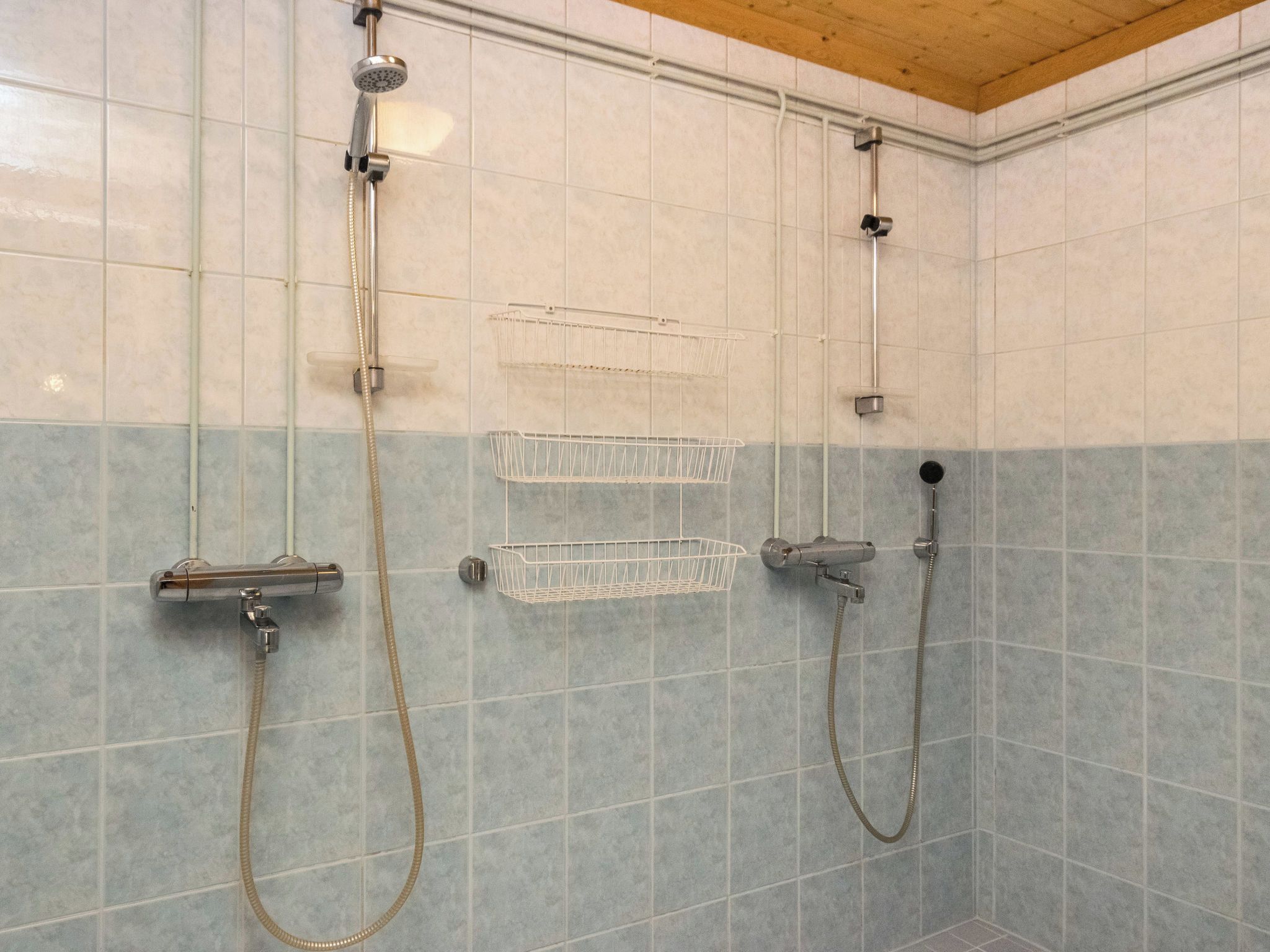 Une salle de bain avec une douche, des toilettes et un lavabo.