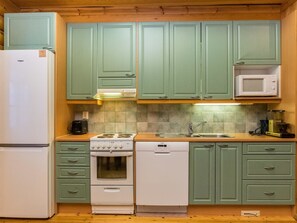 Refrigerador, microondas, lavavajillas, utensilios de cocina