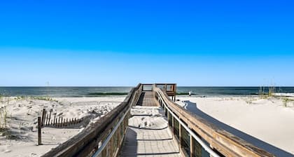 Updated ROOMY 3 bedroom Waterview w/Pool Sleeps 9 -Pool, Pier, Tennis/Pickleball