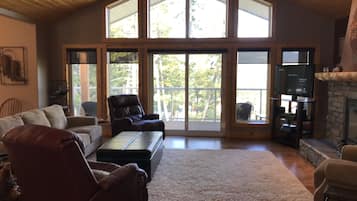 TV connectée, cheminée, livres