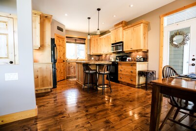 Lily’s Nighean - 4 bdr  4 bathroom Custom Home Mountain Retreat