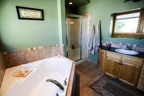 Bañera con ducha, bañera de hidromasaje, secador de pelo, toallas