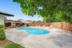 Una piscina al aire libre, una piscina climatizada