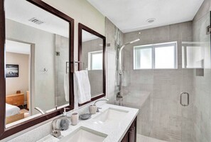 Combined shower/tub, jetted tub, hair dryer, towels