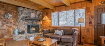 The Love Shack - Cozy cabin in a such a great spot! Hot Tub, BBQ, Fenced Yard