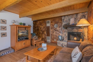 Smart TV y chimenea 