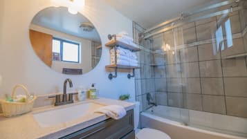 Combined shower/tub, hair dryer, towels